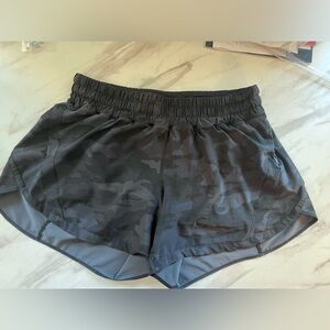 LULULEMON Track That, mid-rise, 5inch, Camo, Size 12